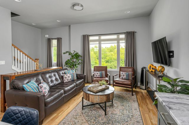 960 Youngs Ln, Nashville, TN 37207