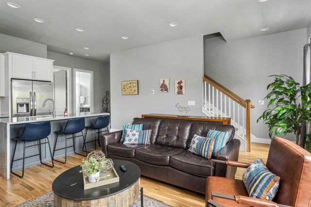 960 Youngs Ln, Nashville, TN 37207