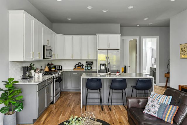 960 Youngs Ln, Nashville, TN 37207