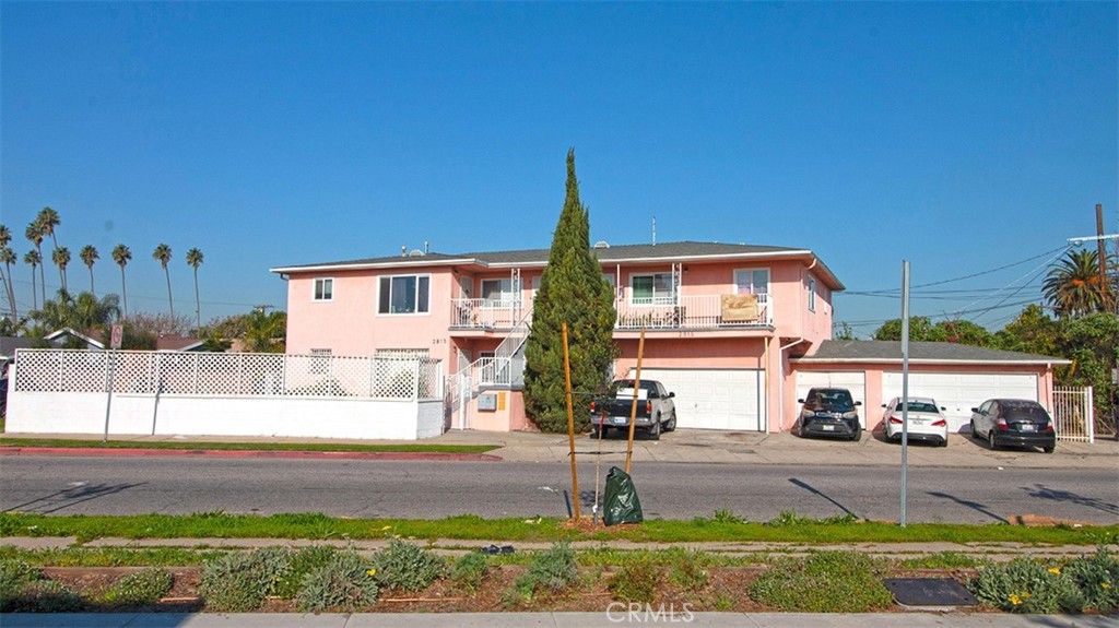 Image 2 of property listing at 2815 Hyde Park, Los Angeles, CA 90043