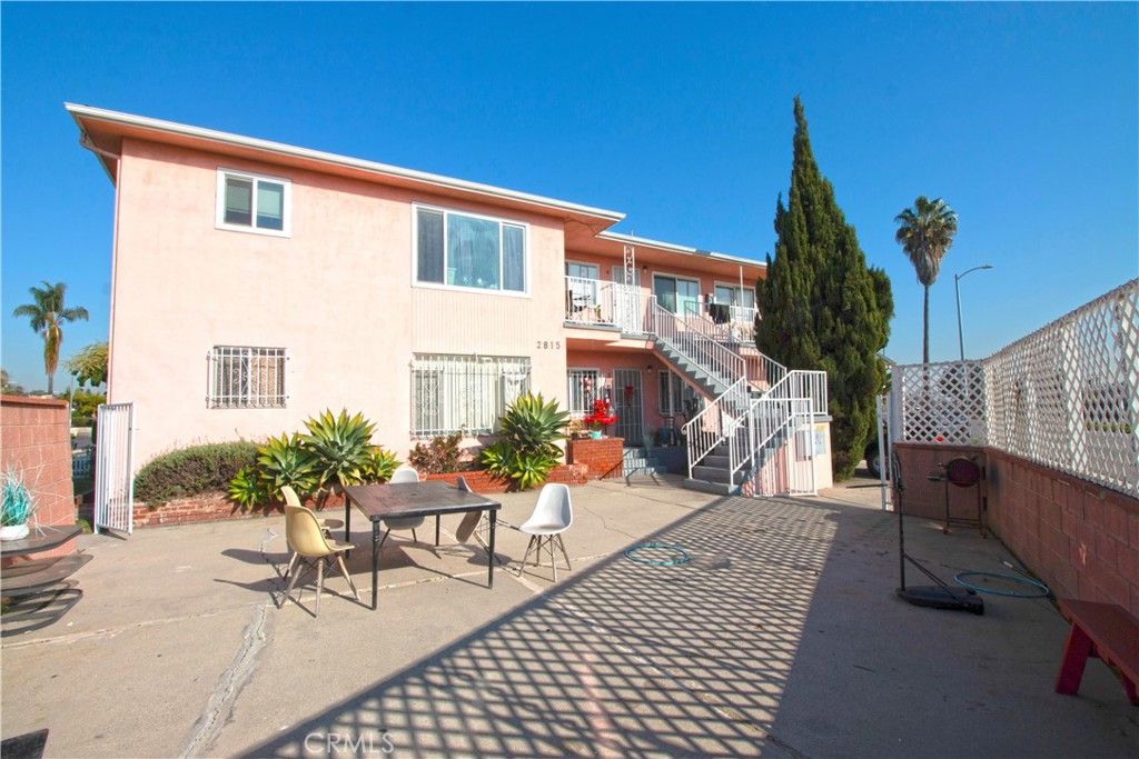 Image 4 of property listing at 2815 Hyde Park, Los Angeles, CA 90043