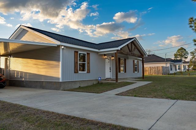 185 J Saunders Rd, Slocomb, AL 36375