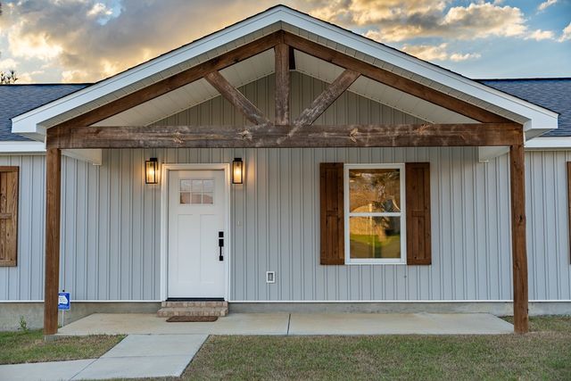 185 J Saunders Rd, Slocomb, AL 36375