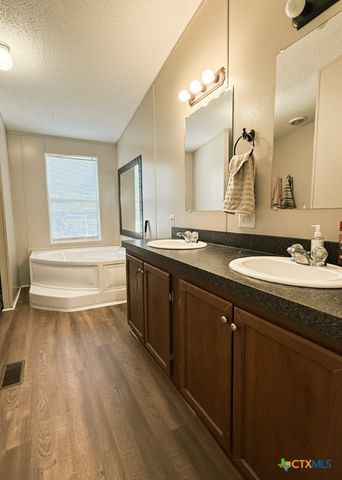 153 Davie Lane, Marion, TX 78124