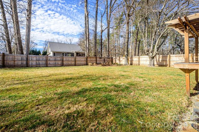 116 Thornbird Avenue, Hendersonville, NC 28792