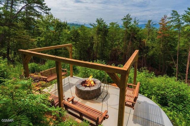 2037 McCarter Drive, Sevierville, TN 37862