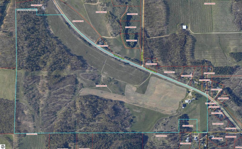 Image 12 of property listing at 9224 E Duck Lake Road, Suttons Bay, MI 49682