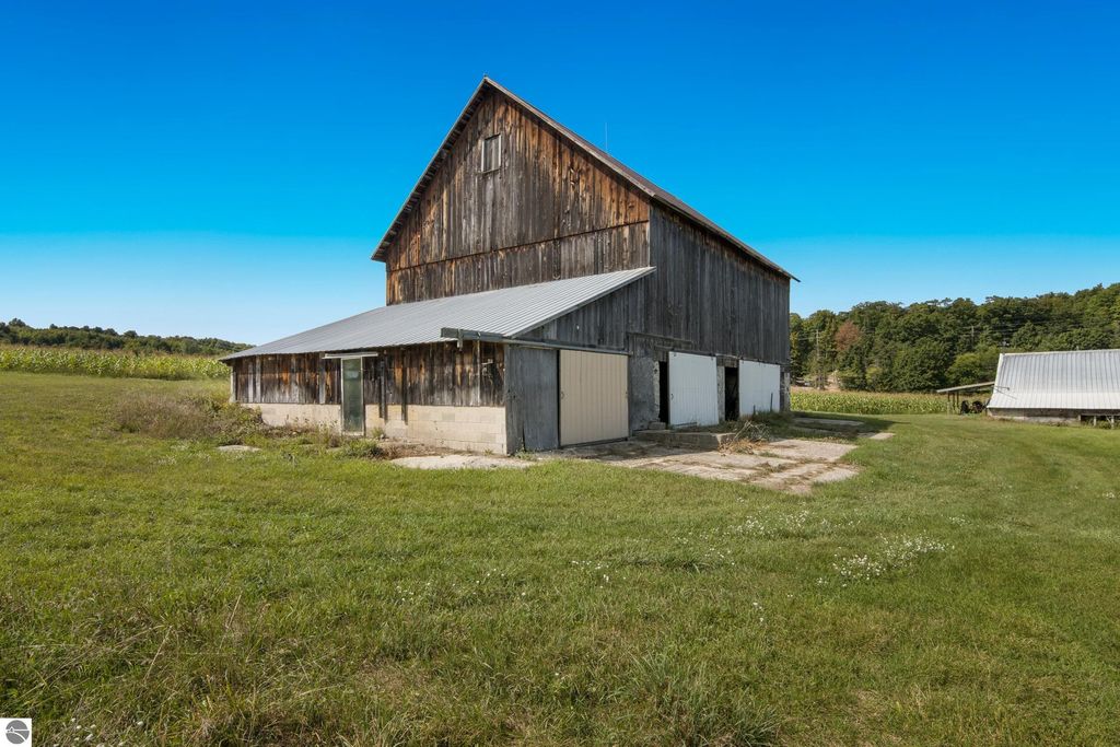 Image 23 of property listing at 9224 E Duck Lake Road, Suttons Bay, MI 49682