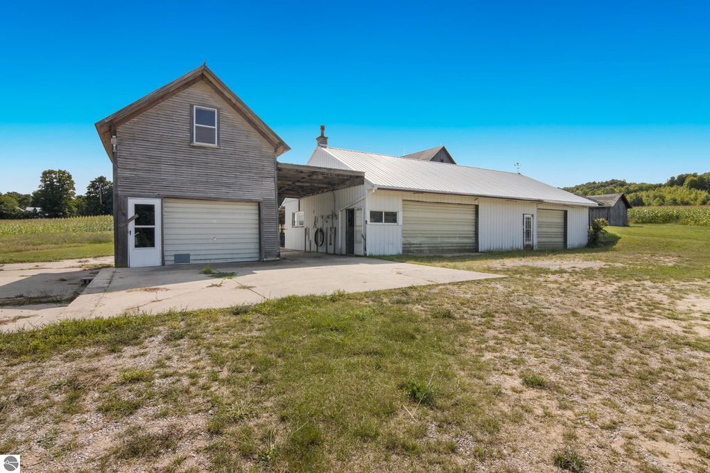 Image 24 of property listing at 9224 E Duck Lake Road, Suttons Bay, MI 49682