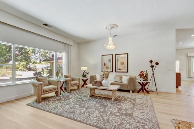 5694 Rolling Oak Dr., Sacramento, CA 95841