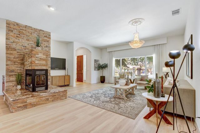 5694 Rolling Oak Dr., Sacramento, CA 95841