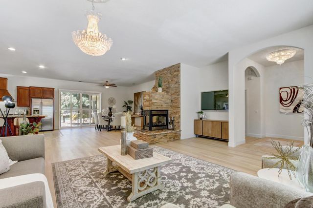 5694 Rolling Oak Dr., Sacramento, CA 95841