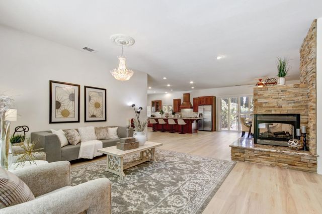 5694 Rolling Oak Dr., Sacramento, CA 95841