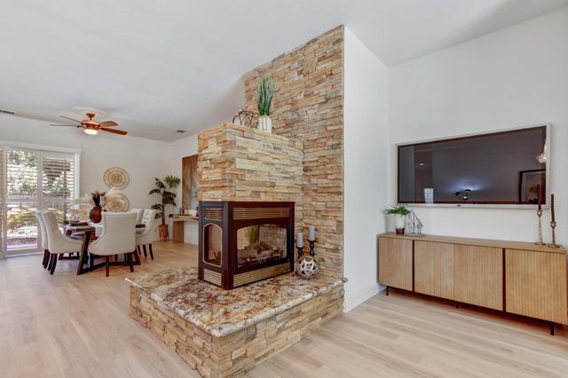 5694 Rolling Oak Dr., Sacramento, CA 95841