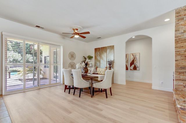 5694 Rolling Oak Dr., Sacramento, CA 95841