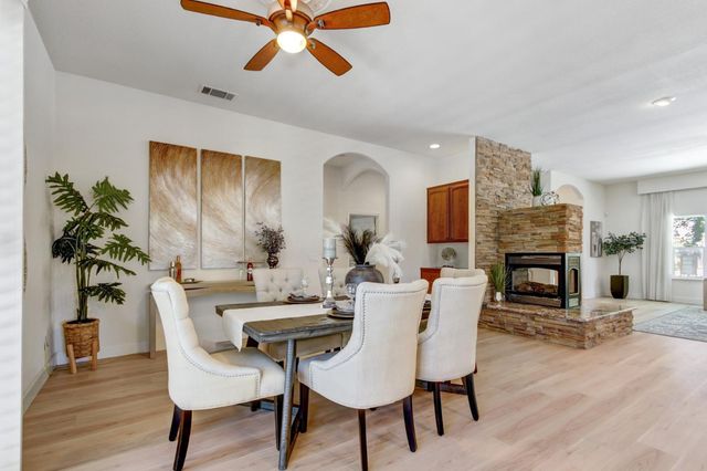 5694 Rolling Oak Dr., Sacramento, CA 95841