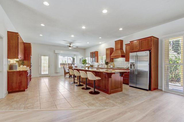 5694 Rolling Oak Dr., Sacramento, CA 95841