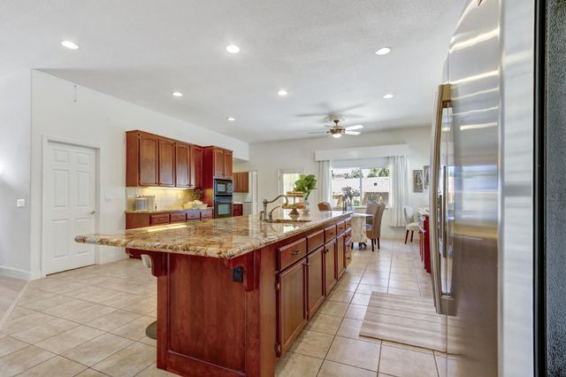 5694 Rolling Oak Dr., Sacramento, CA 95841