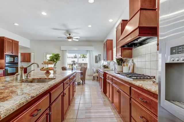5694 Rolling Oak Dr., Sacramento, CA 95841