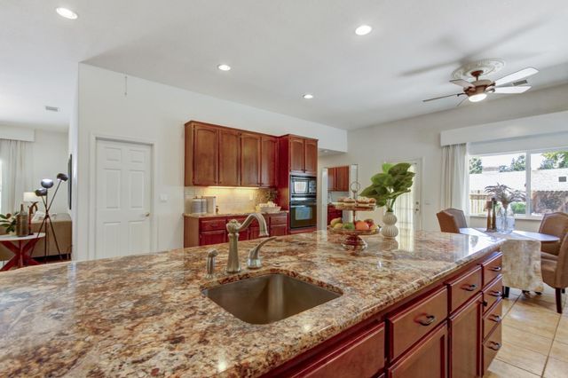 5694 Rolling Oak Dr., Sacramento, CA 95841