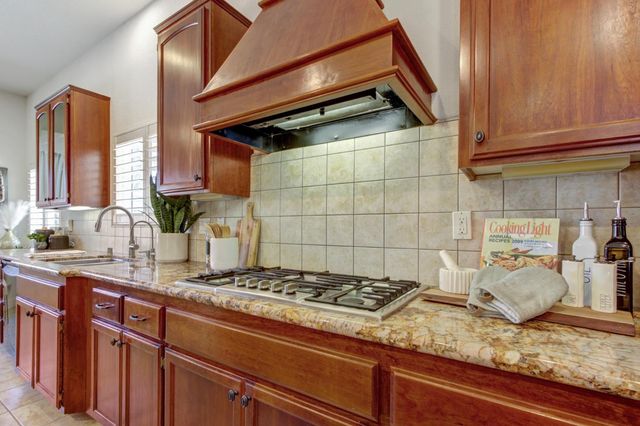 5694 Rolling Oak Dr., Sacramento, CA 95841