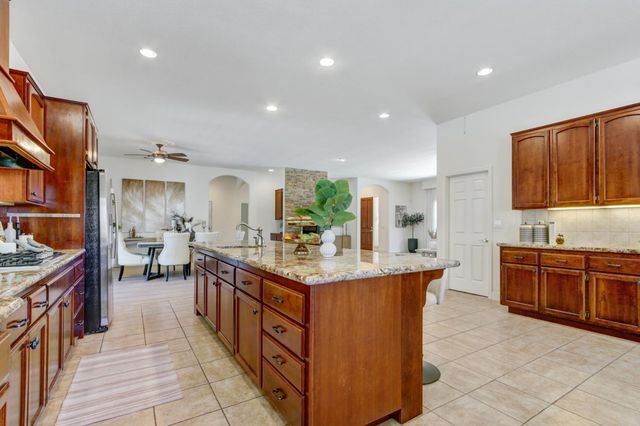 5694 Rolling Oak Dr., Sacramento, CA 95841