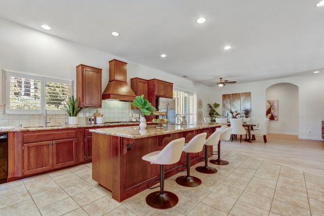 5694 Rolling Oak Dr., Sacramento, CA 95841