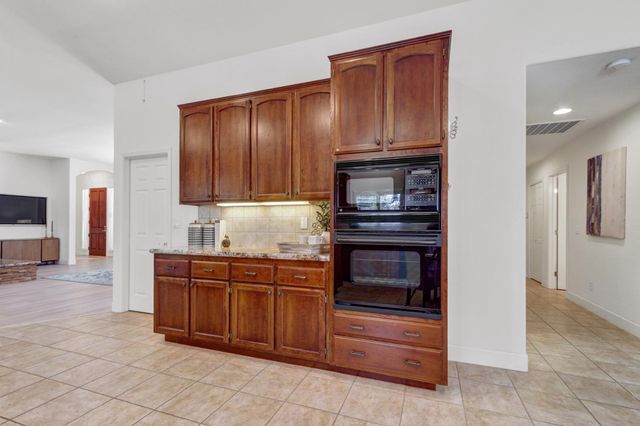 5694 Rolling Oak Dr., Sacramento, CA 95841