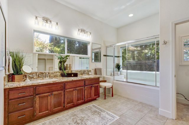 5694 Rolling Oak Dr., Sacramento, CA 95841