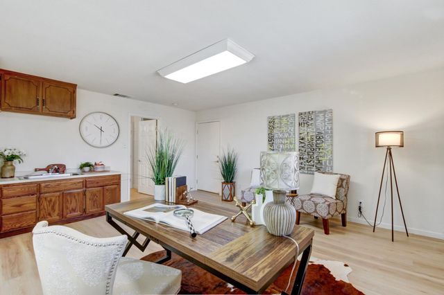 5694 Rolling Oak Dr., Sacramento, CA 95841