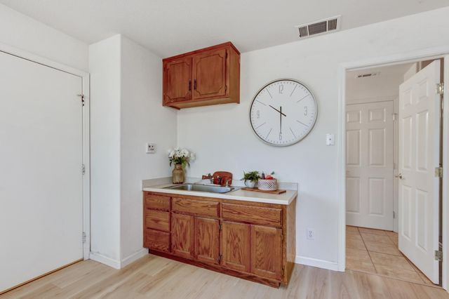 5694 Rolling Oak Dr., Sacramento, CA 95841
