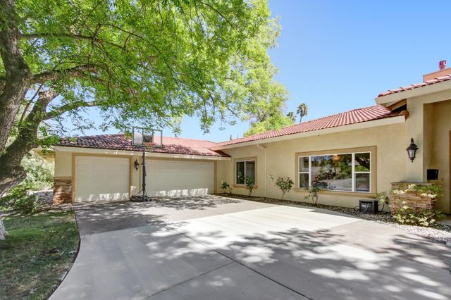 5694 Rolling Oak Dr., Sacramento, CA 95841
