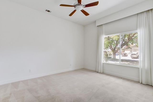 5694 Rolling Oak Dr., Sacramento, CA 95841