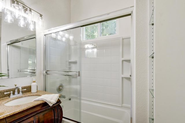 5694 Rolling Oak Dr., Sacramento, CA 95841