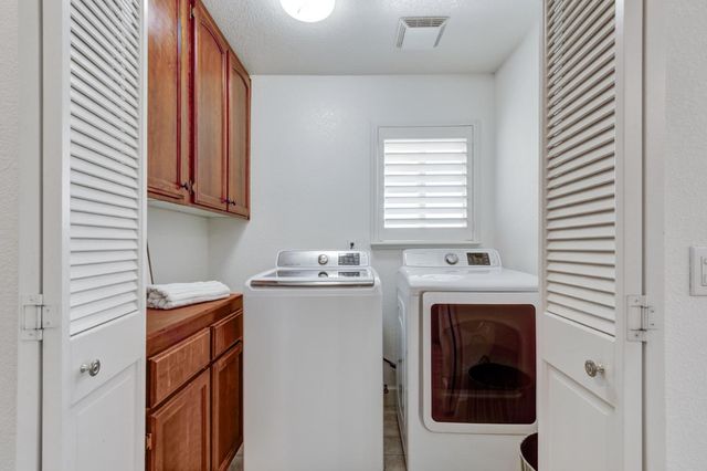 5694 Rolling Oak Dr., Sacramento, CA 95841