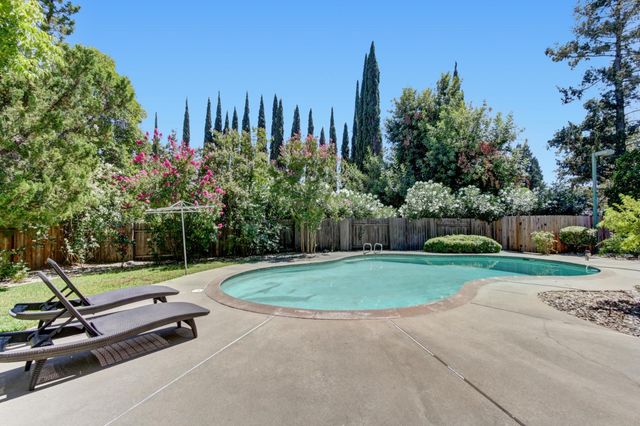 5694 Rolling Oak Dr., Sacramento, CA 95841