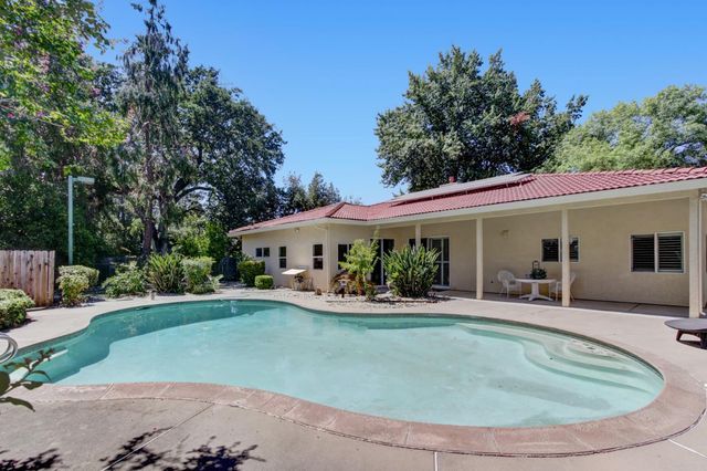 5694 Rolling Oak Dr., Sacramento, CA 95841