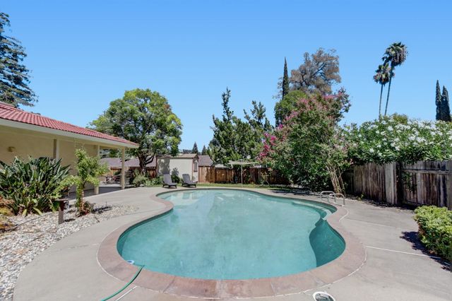 5694 Rolling Oak Dr., Sacramento, CA 95841
