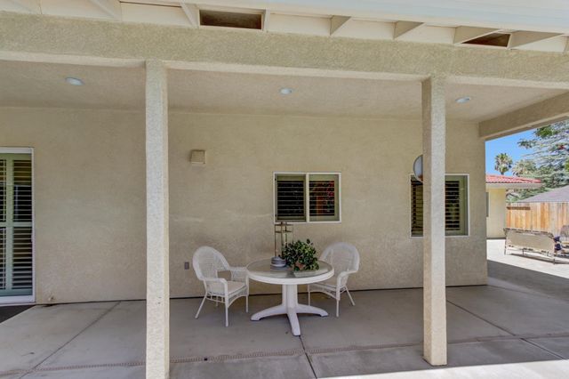 5694 Rolling Oak Dr., Sacramento, CA 95841