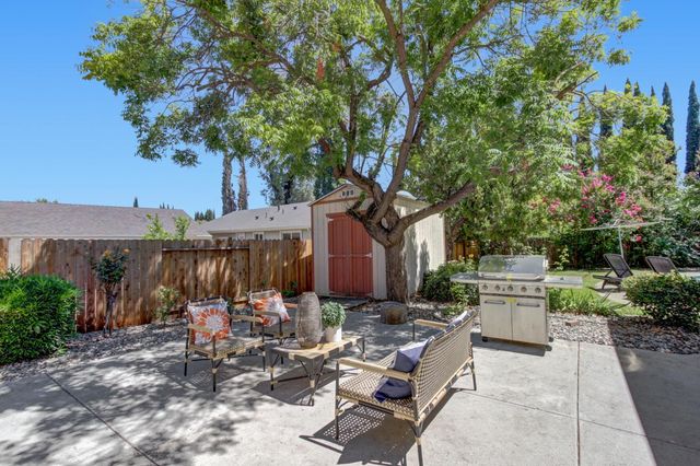 5694 Rolling Oak Dr., Sacramento, CA 95841
