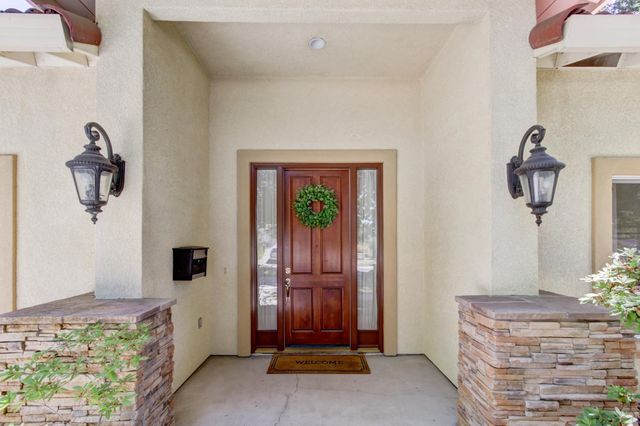 5694 Rolling Oak Dr., Sacramento, CA 95841