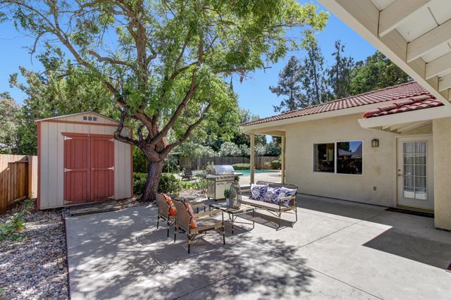 5694 Rolling Oak Dr., Sacramento, CA 95841