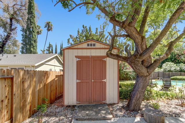 5694 Rolling Oak Dr., Sacramento, CA 95841