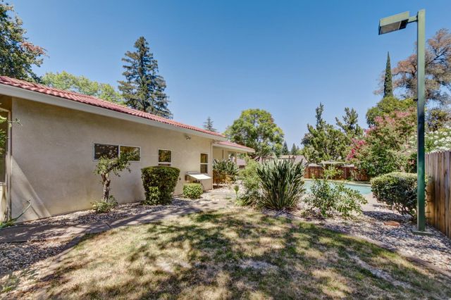 5694 Rolling Oak Dr., Sacramento, CA 95841