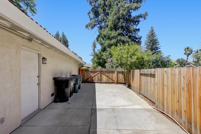 5694 Rolling Oak Dr., Sacramento, CA 95841