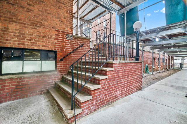 6535 Yellowstone Boulevard 2F, Forest Hills, NY 11375