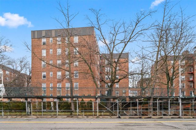 6535 Yellowstone Boulevard 2F, Forest Hills, NY 11375