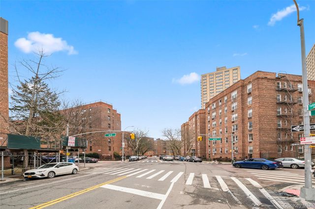 6535 Yellowstone Boulevard 2F, Forest Hills, NY 11375