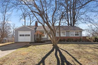 8 Drummond Drive, St Louis, MO 63135