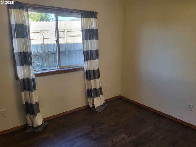 963 CROCKER St, Coos Bay, OR 97420